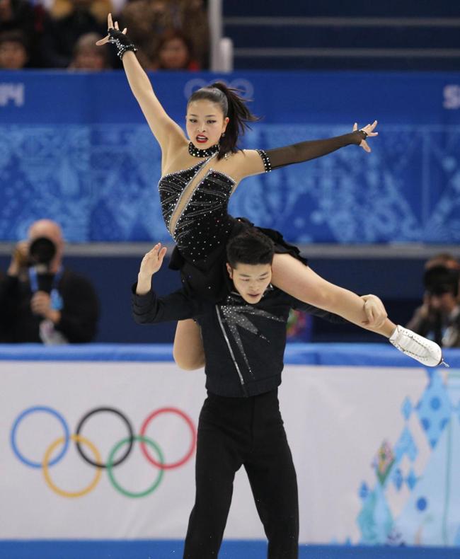 Sochi, sotto la gonna cede il collant di Maia. Il ghiaccio si scalda Sochi, sotto la gonna cede il collant di Maia. Il ghiaccio si scalda
