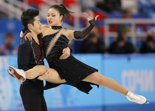 Sochi, sotto la gonna cede il collant di Maia. Il ghiaccio si scalda Sochi, sotto la gonna cede il collant di Maia. Il ghiaccio si scalda
