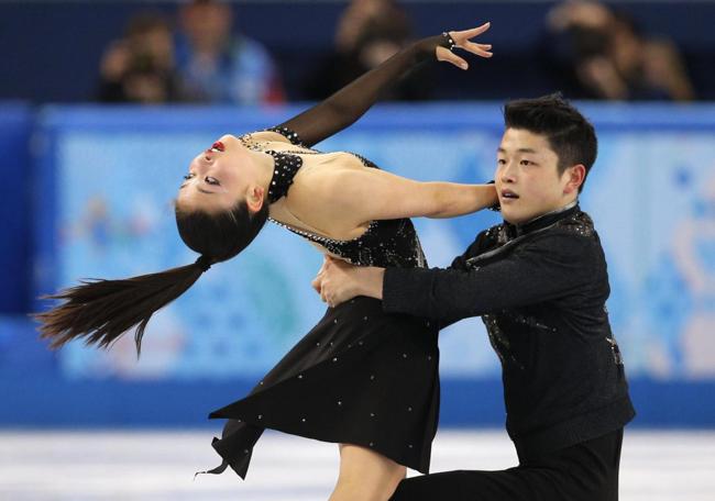 Sochi, sotto la gonna cede il collant di Maia. Il ghiaccio si scalda Sochi, sotto la gonna cede il collant di Maia. Il ghiaccio si scalda