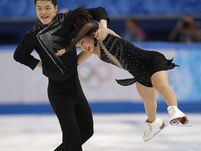 Sochi, sotto la gonna cede il collant di Maia. Il ghiaccio si scalda Sochi, sotto la gonna cede il collant di Maia. Il ghiaccio si scalda