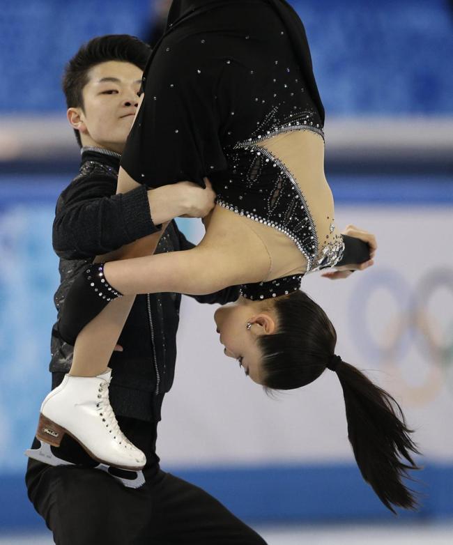 Sochi, sotto la gonna cede il collant di Maia. Il ghiaccio si scalda Sochi, sotto la gonna cede il collant di Maia. Il ghiaccio si scalda