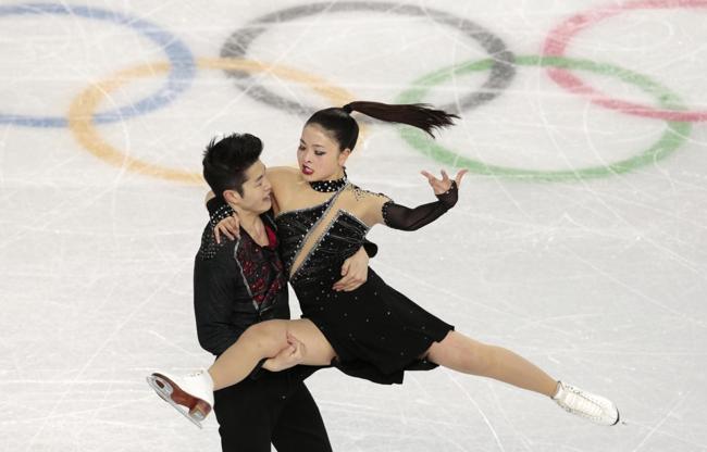 Sochi, sotto la gonna cede il collant di Maia. Il ghiaccio si scalda Sochi, sotto la gonna cede il collant di Maia. Il ghiaccio si scalda