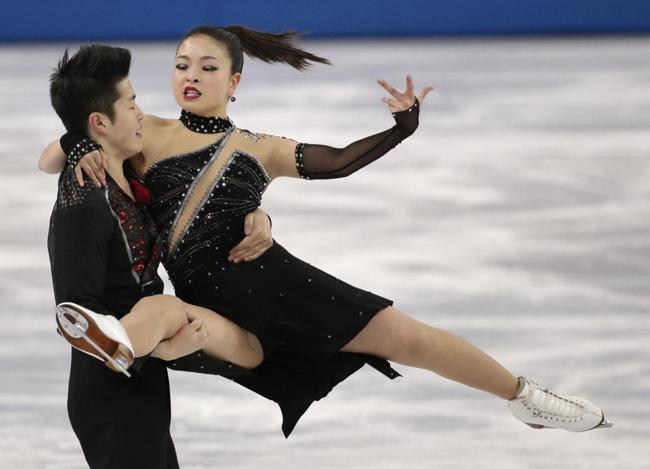 Sochi, sotto la gonna cede il collant di Maia. Il ghiaccio si scalda Sochi, sotto la gonna cede il collant di Maia. Il ghiaccio si scalda