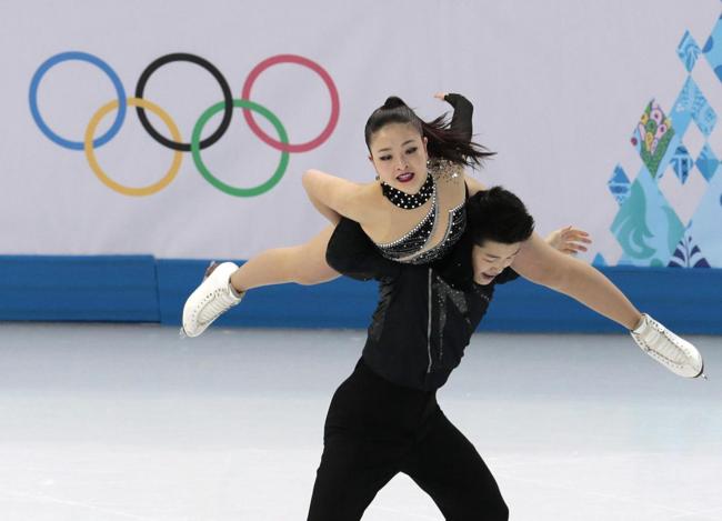 Sochi, sotto la gonna cede il collant di Maia. Il ghiaccio si scalda Sochi, sotto la gonna cede il collant di Maia. Il ghiaccio si scalda