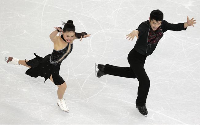 Sochi, sotto la gonna cede il collant di Maia. Il ghiaccio si scalda Sochi, sotto la gonna cede il collant di Maia. Il ghiaccio si scalda