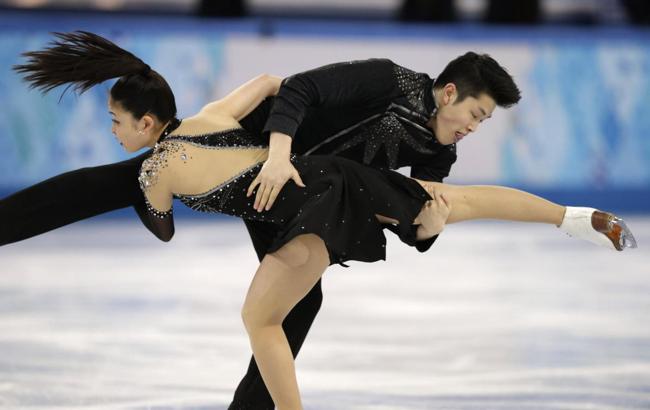Sochi, sotto la gonna cede il collant di Maia. Il ghiaccio si scalda Sochi, sotto la gonna cede il collant di Maia. Il ghiaccio si scalda