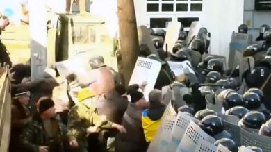 VIDEO: Ucraina, scontri fra polizia e manifestanti a Kiev davanti Parlamento