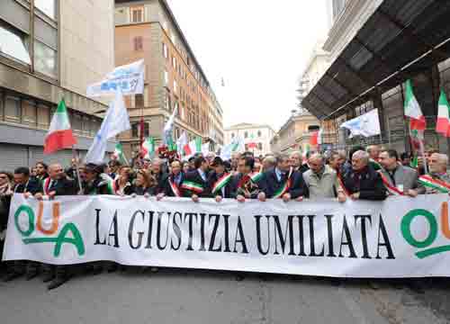 Gli avvocati sul piede di guerra: “La giustizia è solo per i ricchi” Gli avvocati sul piede di guerra: “La giustizia è solo per i ricchi”
