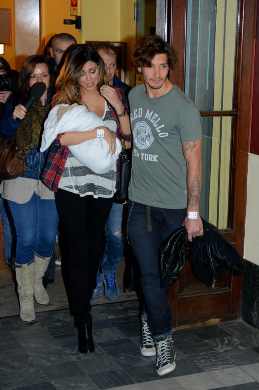 Jeans strappato per Belen: la sexy mamma mostra il lato b Jeans strappato per Belen: la sexy mamma mostra il lato b