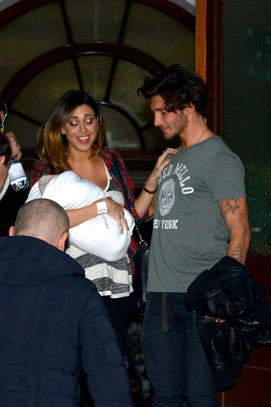 Jeans strappato per Belen: la sexy mamma mostra il lato b Jeans strappato per Belen: la sexy mamma mostra il lato b