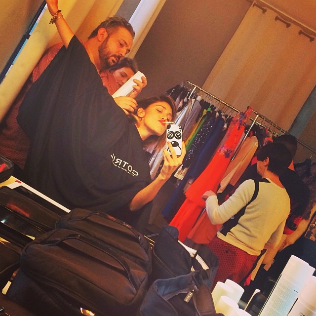 Jeans strappato per Belen: la sexy mamma mostra il lato b Jeans strappato per Belen: la sexy mamma mostra il lato b