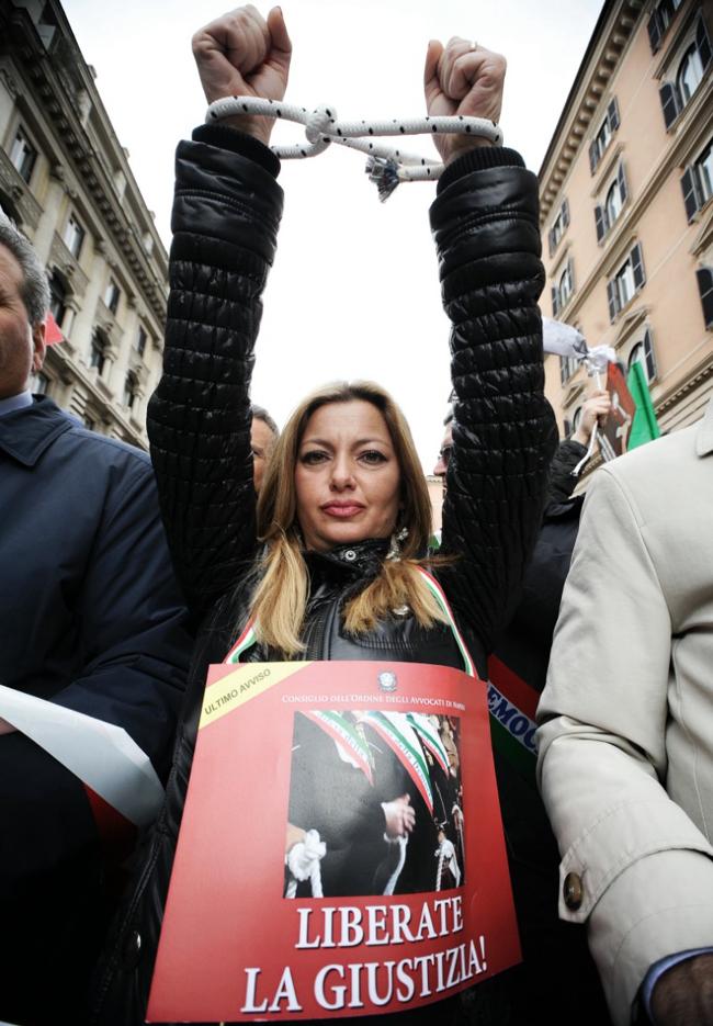 Gli avvocati spiegano la protesta: “Sulla giustizia una tassa subdola” Gli avvocati spiegano la protesta: “Sulla giustizia una tassa subdola”