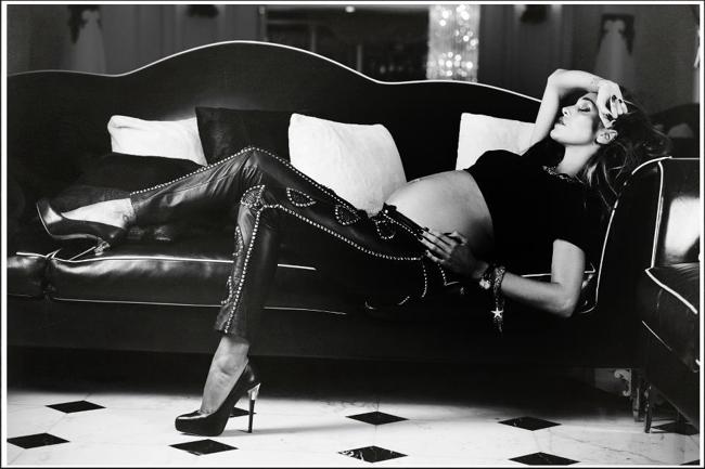 Jeans strappato per Belen: la sexy mamma mostra il lato b Jeans strappato per Belen: la sexy mamma mostra il lato b