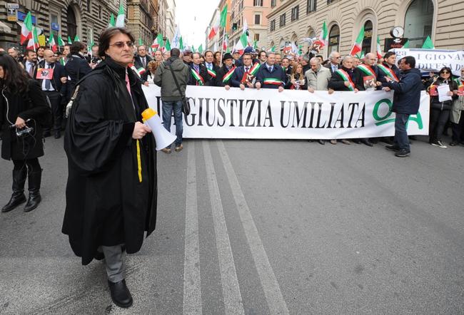 Gli avvocati spiegano la protesta: “Sulla giustizia una tassa subdola” Gli avvocati spiegano la protesta: “Sulla giustizia una tassa subdola”