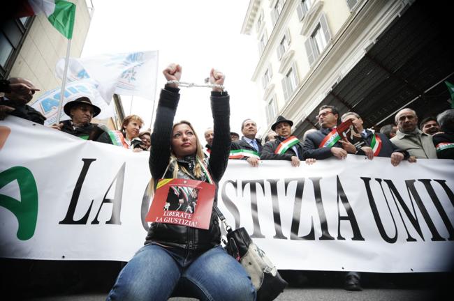 Gli avvocati spiegano la protesta: “Sulla giustizia una tassa subdola” Gli avvocati spiegano la protesta: “Sulla giustizia una tassa subdola”