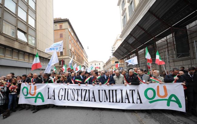 Gli avvocati spiegano la protesta: “Sulla giustizia una tassa subdola” Gli avvocati spiegano la protesta: “Sulla giustizia una tassa subdola”