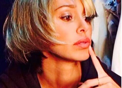 Jeans strappato per Belen: la sexy mamma mostra il lato b Jeans strappato per Belen: la sexy mamma mostra il lato b