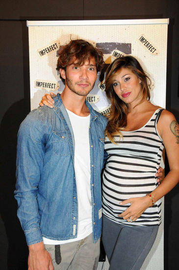 Jeans strappato per Belen: la sexy mamma mostra il lato b Jeans strappato per Belen: la sexy mamma mostra il lato b