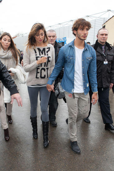 Jeans strappato per Belen: la sexy mamma mostra il lato b Jeans strappato per Belen: la sexy mamma mostra il lato b