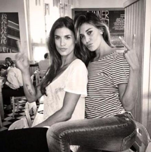 Jeans strappato per Belen: la sexy mamma mostra il lato b Jeans strappato per Belen: la sexy mamma mostra il lato b