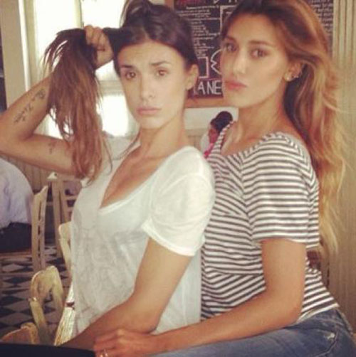 Jeans strappato per Belen: la sexy mamma mostra il lato b Jeans strappato per Belen: la sexy mamma mostra il lato b