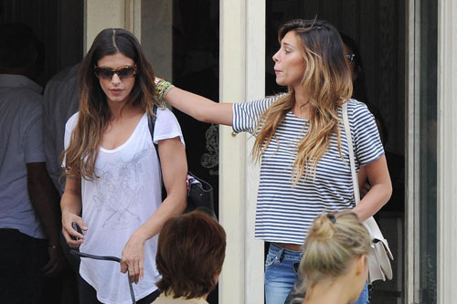 Jeans strappato per Belen: la sexy mamma mostra il lato b Jeans strappato per Belen: la sexy mamma mostra il lato b