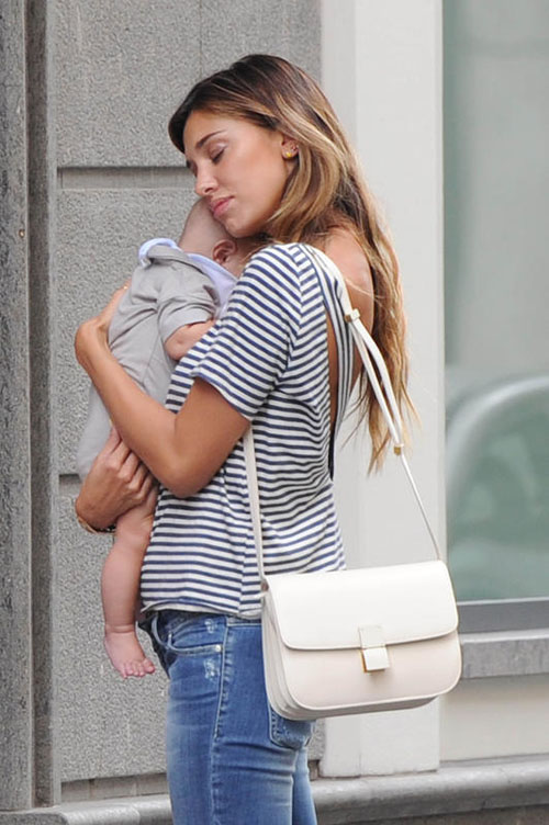 Jeans strappato per Belen: la sexy mamma mostra il lato b Jeans strappato per Belen: la sexy mamma mostra il lato b