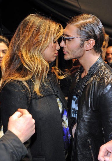 Jeans strappato per Belen: la sexy mamma mostra il lato b Jeans strappato per Belen: la sexy mamma mostra il lato b