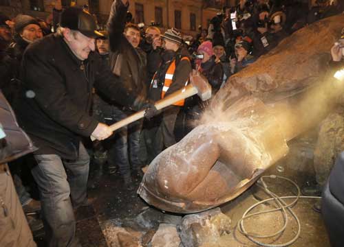 Guerra a Kiev: 100 morti. Prigionieri 67 poliziotti. L’Ue media