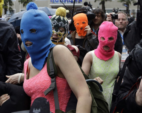 Sochi, tornano le Pussy Riot. Bernard Lévy choc: “Fermate i Giochi” Sochi, tornano le Pussy Riot. Bernard Lévy choc: “Fermate i Giochi”