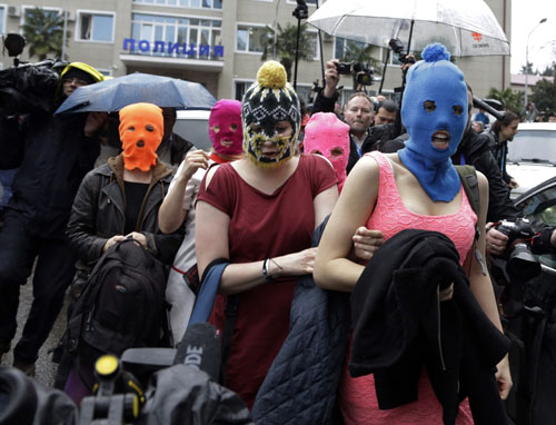 Sochi, tornano le Pussy Riot. Bernard Lévy choc: “Fermate i Giochi” Sochi, tornano le Pussy Riot. Bernard Lévy choc: “Fermate i Giochi”