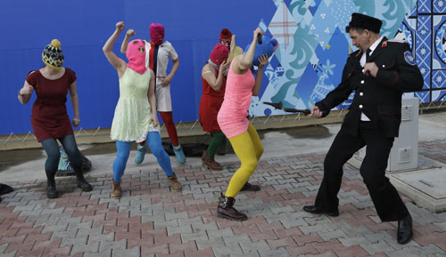Sochi, tornano le Pussy Riot. Bernard Lévy choc: “Fermate i Giochi” Sochi, tornano le Pussy Riot. Bernard Lévy choc: “Fermate i Giochi”