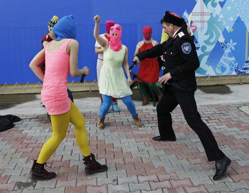 Sochi, tornano le Pussy Riot. Bernard Lévy choc: “Fermate i Giochi” Sochi, tornano le Pussy Riot. Bernard Lévy choc: “Fermate i Giochi”