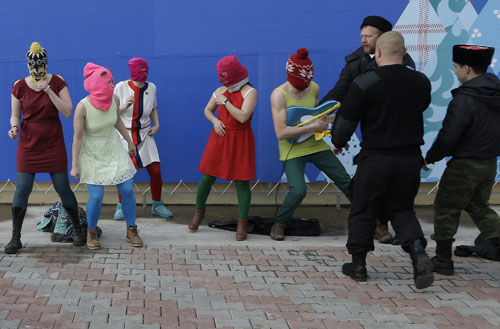 Sochi, tornano le Pussy Riot. Bernard Lévy choc: “Fermate i Giochi” Sochi, tornano le Pussy Riot. Bernard Lévy choc: “Fermate i Giochi”