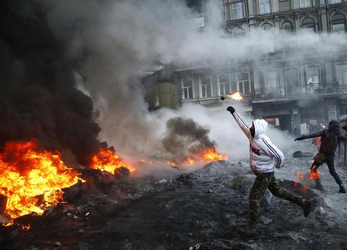 Guerra a Kiev: 100 morti. Prigionieri 67 poliziotti. L’Ue media