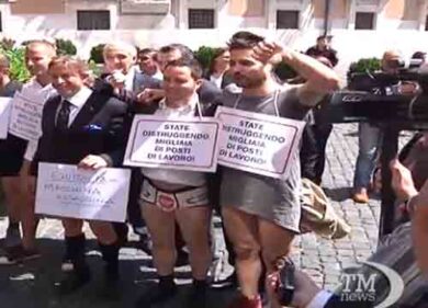 VIDEO: Imprenditori in mutande davanti Montecitorio: abolire Equitalia