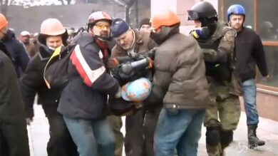 VIDEO: Ucraina, dimostranti Kiev catturano decine di poliziotti