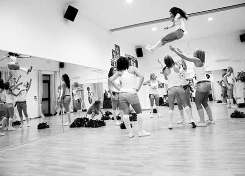 Belle e brave, arrivano le cheerleaders. Venerdì lo show di musica e acrobazia