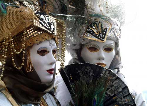 Due mln di maschere di Carnevale tossiche. Rischi per pelle e occhi Due mln di maschere di Carnevale tossiche. Rischi per pelle e occhi