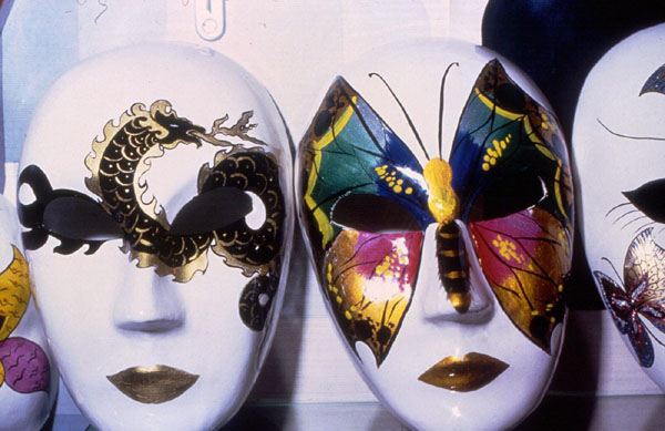 Due mln di maschere di Carnevale tossiche. Rischi per pelle e occhi Due mln di maschere di Carnevale tossiche. Rischi per pelle e occhi