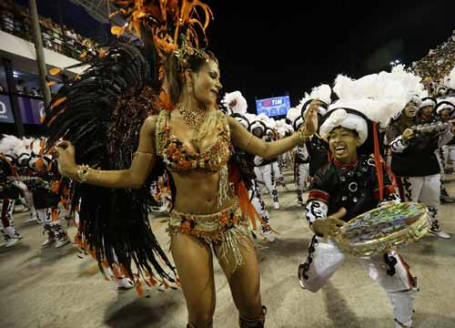 Due mln di maschere di Carnevale tossiche. Rischi per pelle e occhi Due mln di maschere di Carnevale tossiche. Rischi per pelle e occhi