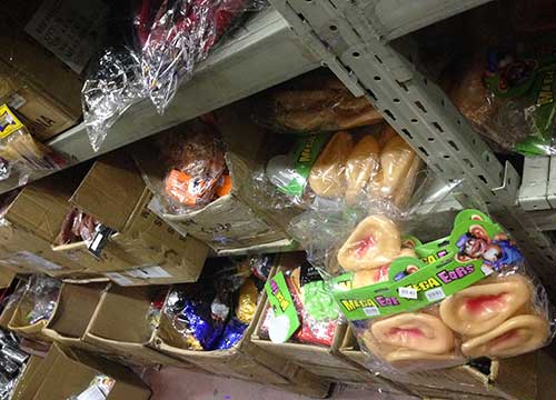 Brivido cinese a Carnevale. Pure le maschere sono tossiche