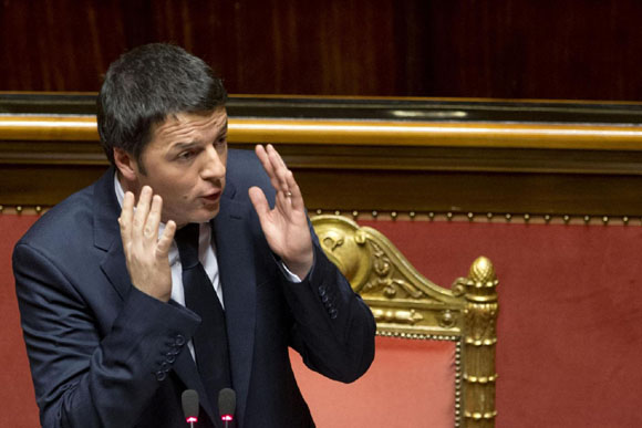 Pacche e sorrisi Renzi-Verdini. Fiducia show. Foto e video