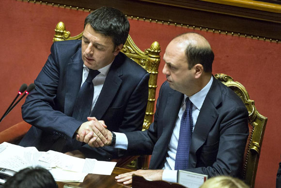 Pacche e sorrisi Renzi-Verdini. Fiducia show. Foto e video