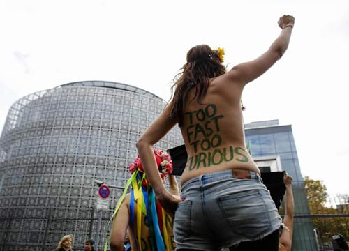 “Tymoshenko burattino di Putin”. Ucraina, Femen a seno nudo “Tymoshenko burattino di Putin”. Ucraina, Femen a seno nudo