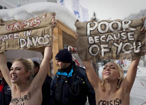 “Tymoshenko burattino di Putin”. Ucraina, Femen a seno nudo “Tymoshenko burattino di Putin”. Ucraina, Femen a seno nudo