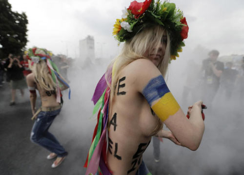 “Tymoshenko burattino di Putin”. Ucraina, Femen a seno nudo “Tymoshenko burattino di Putin”. Ucraina, Femen a seno nudo
