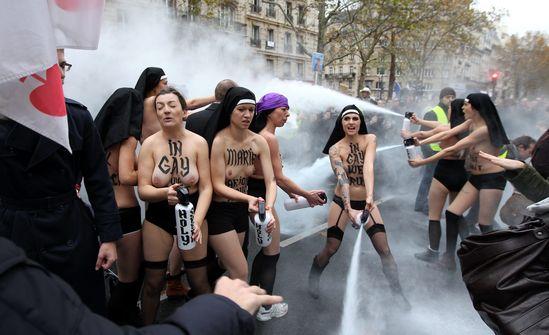 “Tymoshenko burattino di Putin”. Ucraina, Femen a seno nudo “Tymoshenko burattino di Putin”. Ucraina, Femen a seno nudo