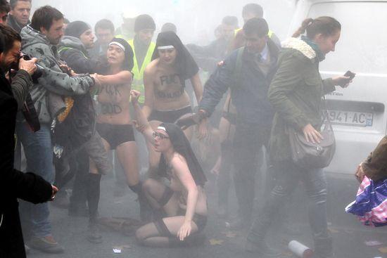 “Tymoshenko burattino di Putin”. Ucraina, Femen a seno nudo “Tymoshenko burattino di Putin”. Ucraina, Femen a seno nudo