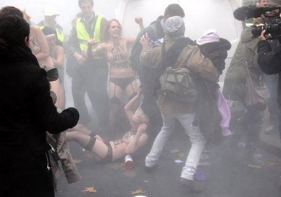 “Tymoshenko burattino di Putin”. Ucraina, Femen a seno nudo “Tymoshenko burattino di Putin”. Ucraina, Femen a seno nudo
